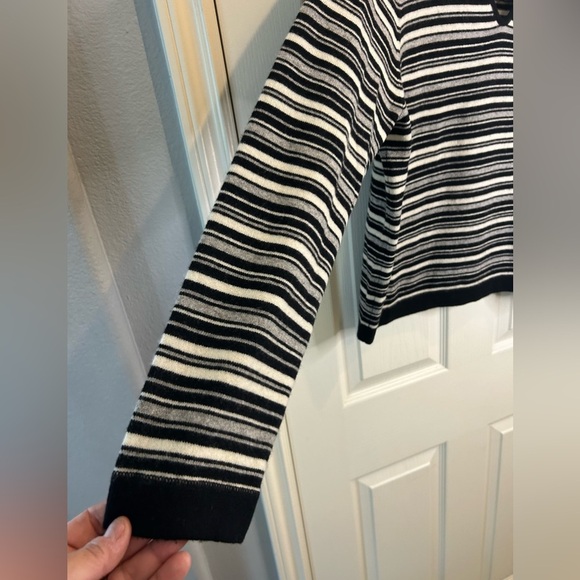 🖤”Lord & Taylor” Women’s Two-Ply 100% Cashmere Black/White/Gray Striped Sweater🩶 - Picture 3 of 10